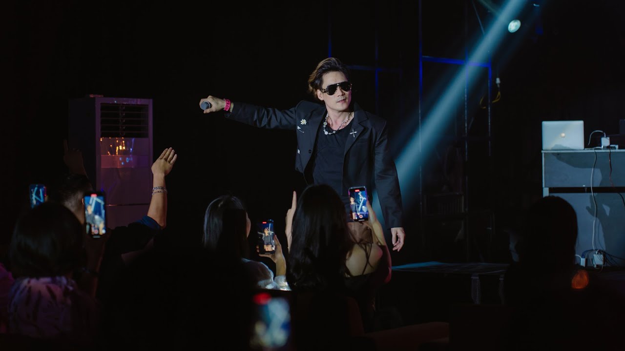 Khánh Phương thể hiện các bản HIT đầy Hoài Niệm trước hàng ngàn khán giả ở Liveshow Silent & Listen