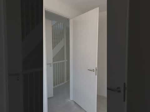 Video afspelen: Behangen in Middenswout met renovlies - Video 251 - Behangservice Nederland
