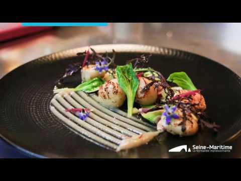 Un Chef En Cuisine Coquilles Saint Jacques Au Safran De