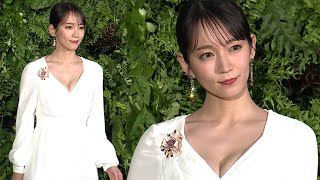 吉岡里帆、胸元開いた白ドレス姿で魅了　ティファニー「ブルー ブック 2022：ボタニカ」フォトコール