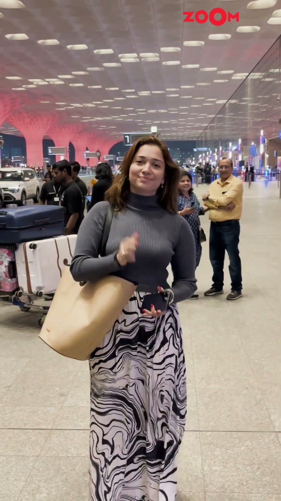 Tamannaah Bhatia receives a WARM welcome at the airport ?? #tamannaahbhatia #shorts