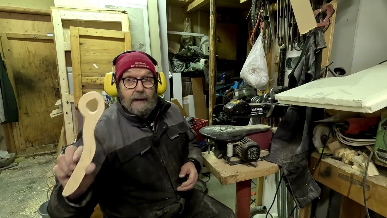 Korvessa eläjä, Tein tukan leikkuu sakset.