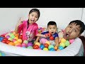 TRÒ CHƠI TẮM BỂ BƠI BÓNG MINI ♥ BÉ BÚN – BÉ BẮP TẮM BÓNG MÀU SẮC ♥ ĐỒ CHƠI TRẺ EM