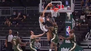 Blake Griffin skies for the putback jam off the Kevin Durant miss😮