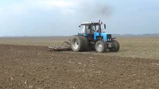 Трактор Мтз 1221.2 С Кшп-6 Продолжает Культивировать Почву В Деревне Озёры