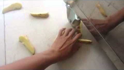 Manual potato wedge cutter