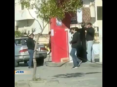 مواطن سوري يكشف إحدى طرق السرقة في محطات الوقود في ضاحية قدسيا في العاصمة دمشق