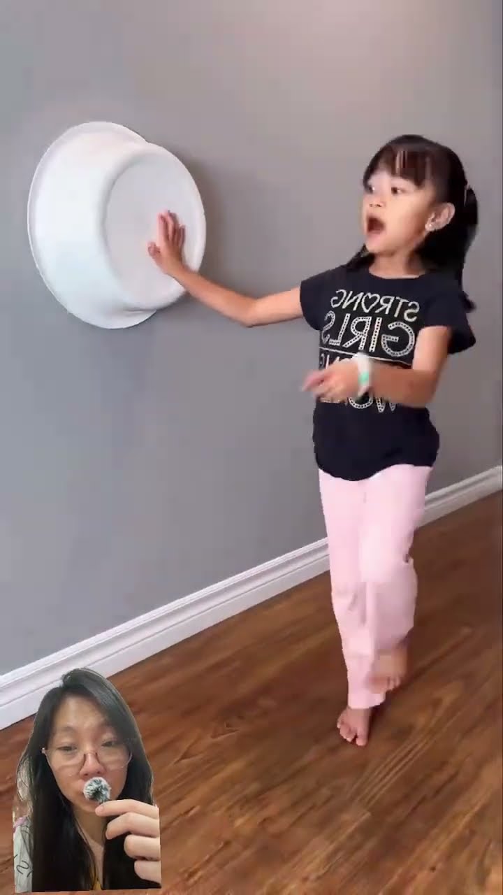 ADEK TANGKAP LABA-LABA, MAMA KOK MAIN HP SIH ?! #shorts