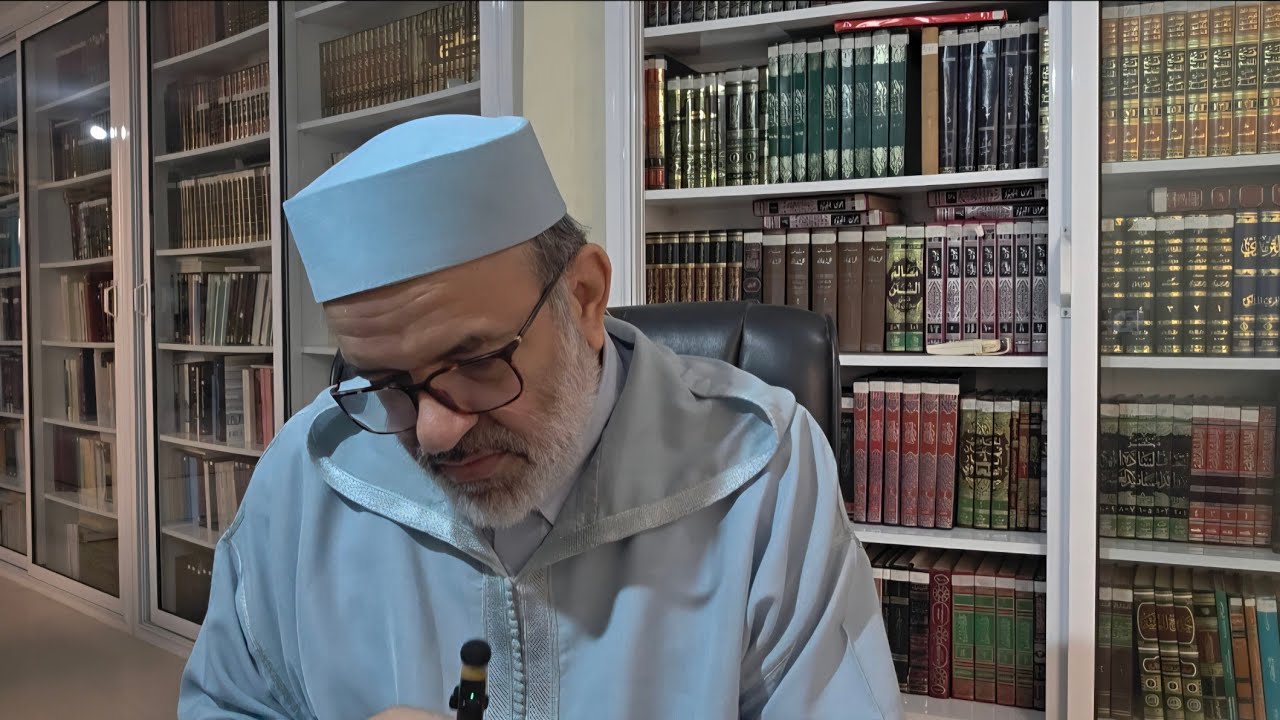 حكم المرأة إذا جاءتها العادة الشهرية (الحيض) عند الإحرام بالعمرة في الميقات في الطائرة أو غيرها: