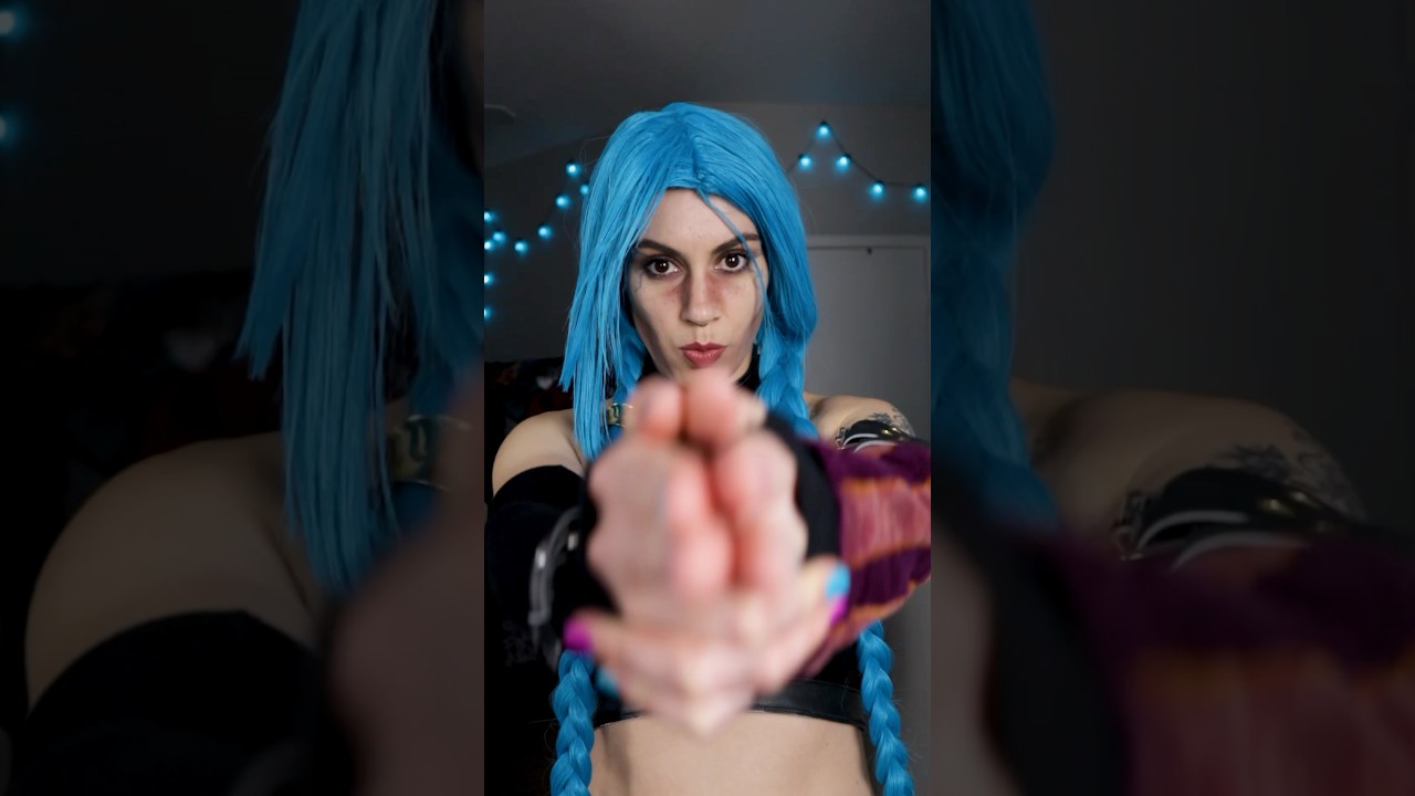 👀 my FAVORITE Jinx cosplay transition 👀 #diycosplay #cosplaytutorial #jinxcosplay #cosplaytransition