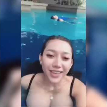 bigolive cewe seksi lagi berenang melon gede bulat