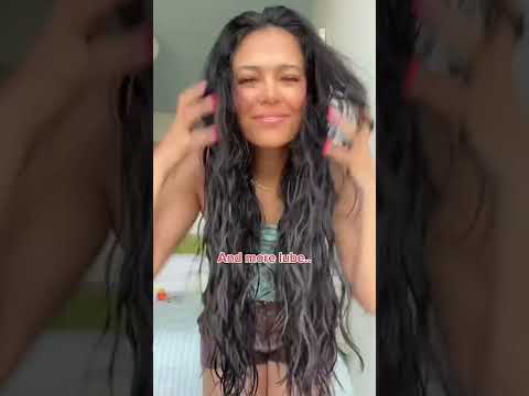 वीडियो: गीले बालों का लुक कैसे पाएं: 11 कदम (तस्वीरों के साथ)
