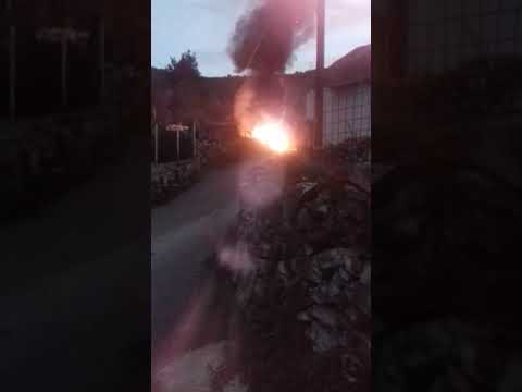 Εύβοια Πράσινο: Καίγεται ΙΧ αυτοκίνητο στο κέντρο του χωριού δίπλα σε σπίτια
