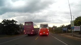 Hai Xe Khách Đua Nhau Vượt Nơi Cấm Vượt
