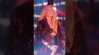 ¡Paulina Rubio cantando algunos de sus exitos en el evento Marie claire donde fue premiada!