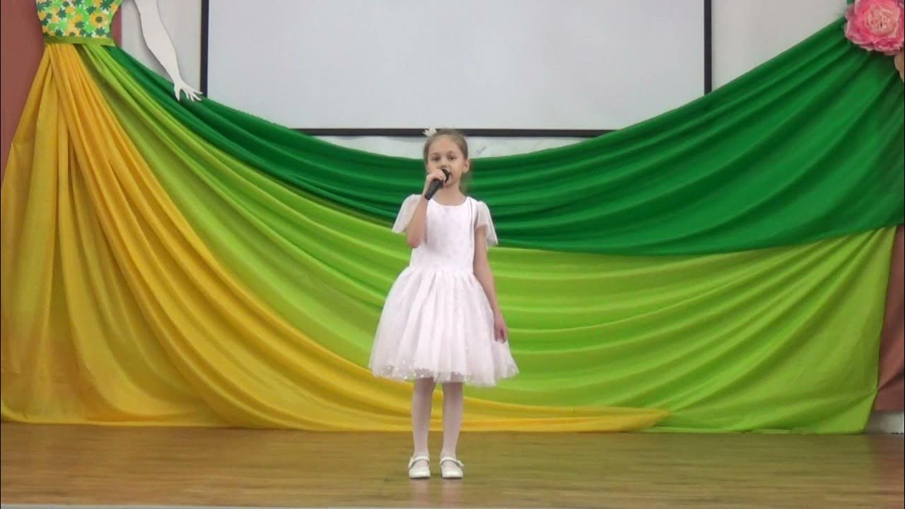 Платье на музыкальный конкурс девочке. Песня девочке на конкурс. Песня девочке на конкурс. Песня для девушки. Песенка года логотип.