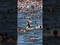 Palestinos desplazados en Gaza buscan alivio en el mar