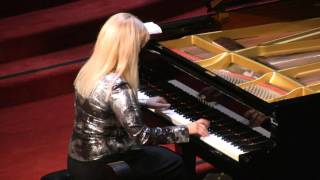 Marta Lledo, piano performs: Astor Piazzolla - Libertango chords