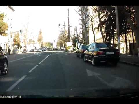 ზებრაზე ლამის კაცს გადაუარა, მერე წითელზე გააჭრა