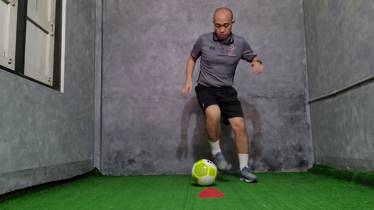 Basic dribbling to beat the opponent - YouTube