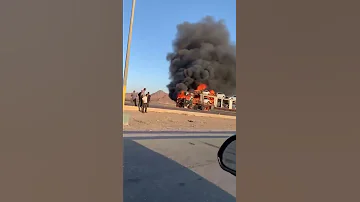 حريق رأس شاحنة محملة بالسيارات بالقرب من مثلث وادي رم جنوبا 