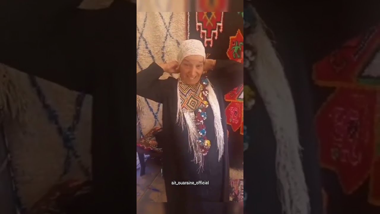 زهرة شهبون صانعة الزربية الوراينية في رواق المعرض المقام بمهرجان الزربية الوراينية تاهلة تازة