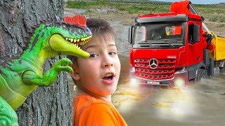 Download Lagu Darius helps a truck driver to escape from the water and has a new friend - Kidscoco Club MP3