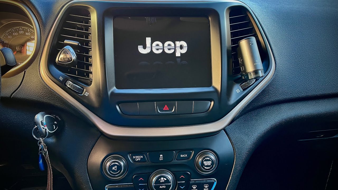 Замена штатной маленькой магнитолы на Uconnect 8.4