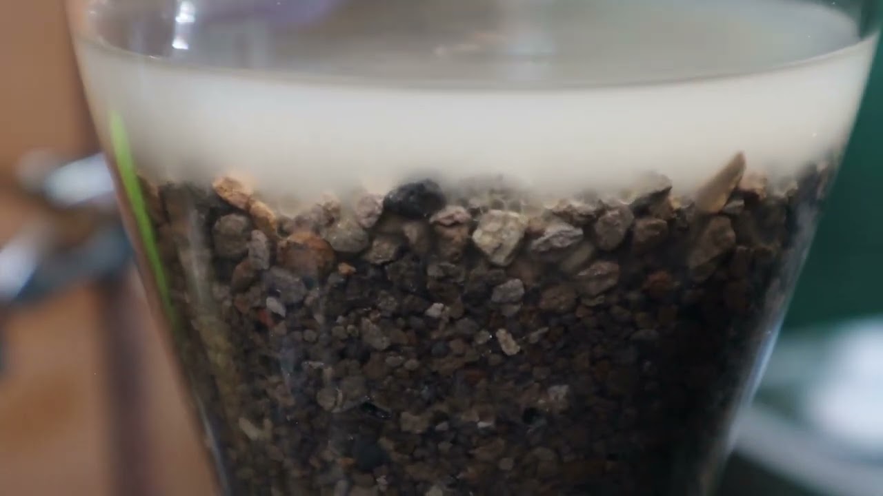 Lavando sepiolita con acetona tras haberla usado como adsorbente para purificar aceite corporal