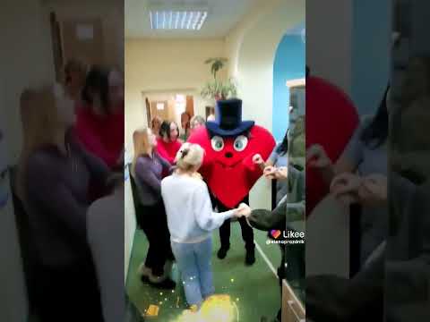 сюрприз для двух девушек от коллег. сердце курьер вручит вам подарок и ещё подарит кучу эмоций