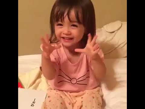 げんこつ山のたぬきさん を歌う２歳の女の子が可愛いすぎる Youtube