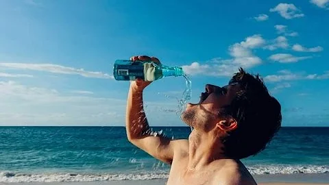 ¿Cómo se toma el agua de mar para bajar de peso?