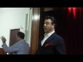 El barítono Carlos Álvarez canta ·Somewhere over the rainbow" en la escuela