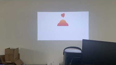 How to change the default signal source when the BYINTEK UFO U80Max projector is turned on