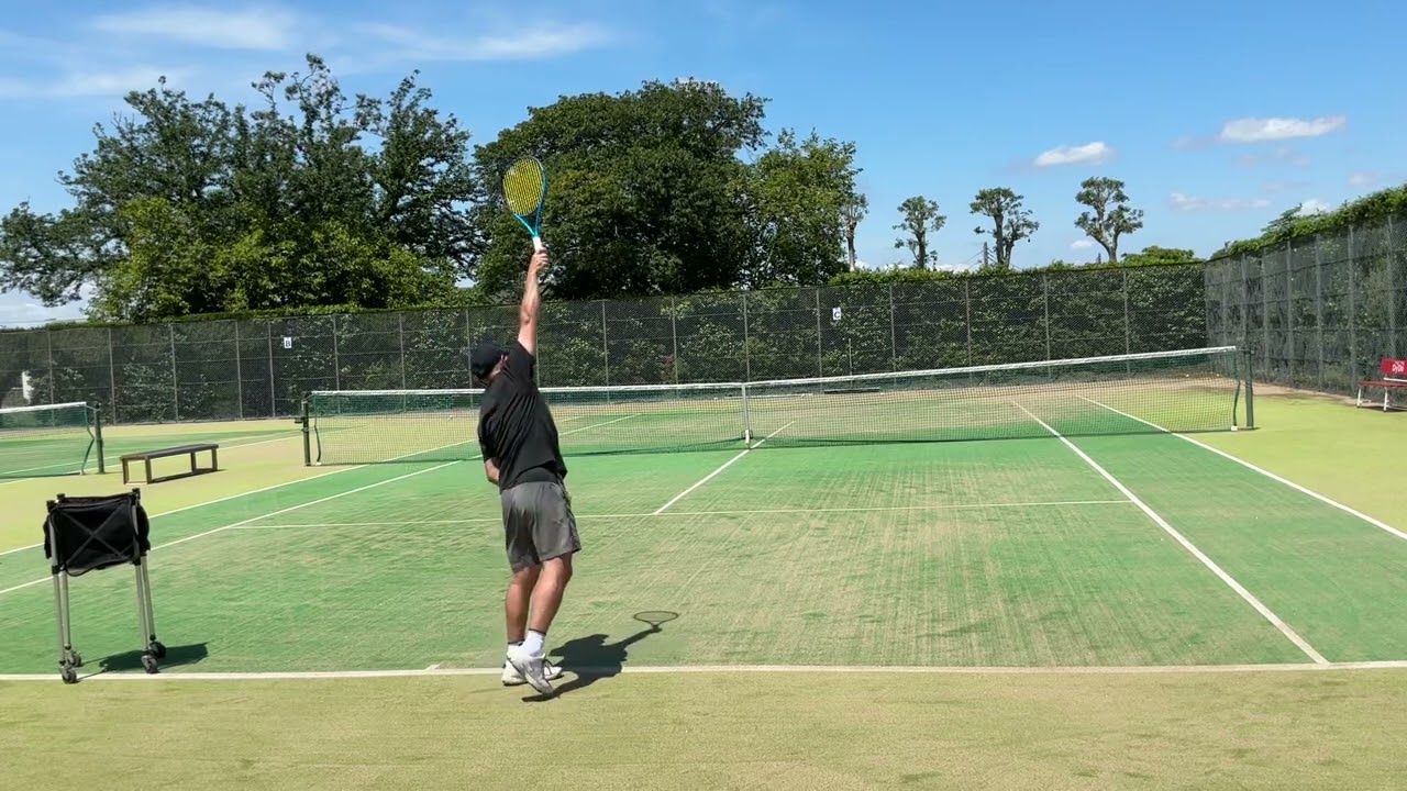 【テニス　サーブの足について】足は寄せる？寄せない？のおおもとは「体重移動して軸をつくる」ことです　一般向けのおススメは「歩きパターン」かも！