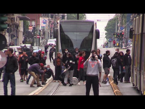 Tensione a Torino: gli antagonisti cercano di liberare due rapinatori bloccati dalla polizia