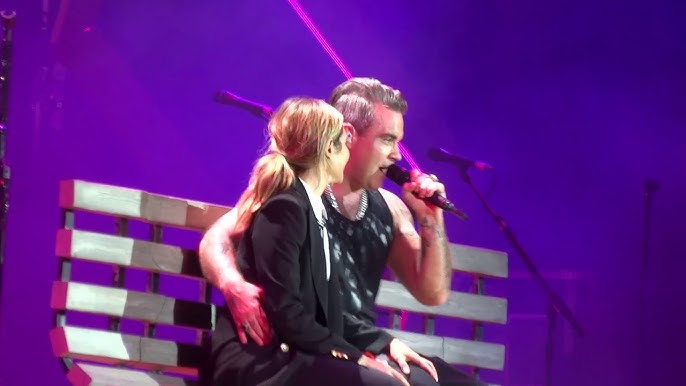 Robbie Williams - Somethin' stupid (with his wife Ayda on stage) / Vienna 26.08.2017 - YouTube