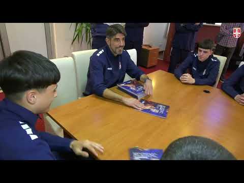 Veljko Paunović uručio Kodeks reprezentativca Srbije U-15 selekciji
