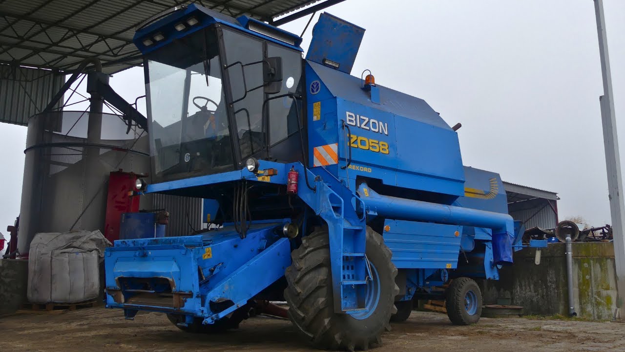 Bizon Rekord z 2003 roku, wyposażony w heder New Holland'a! - YouTube