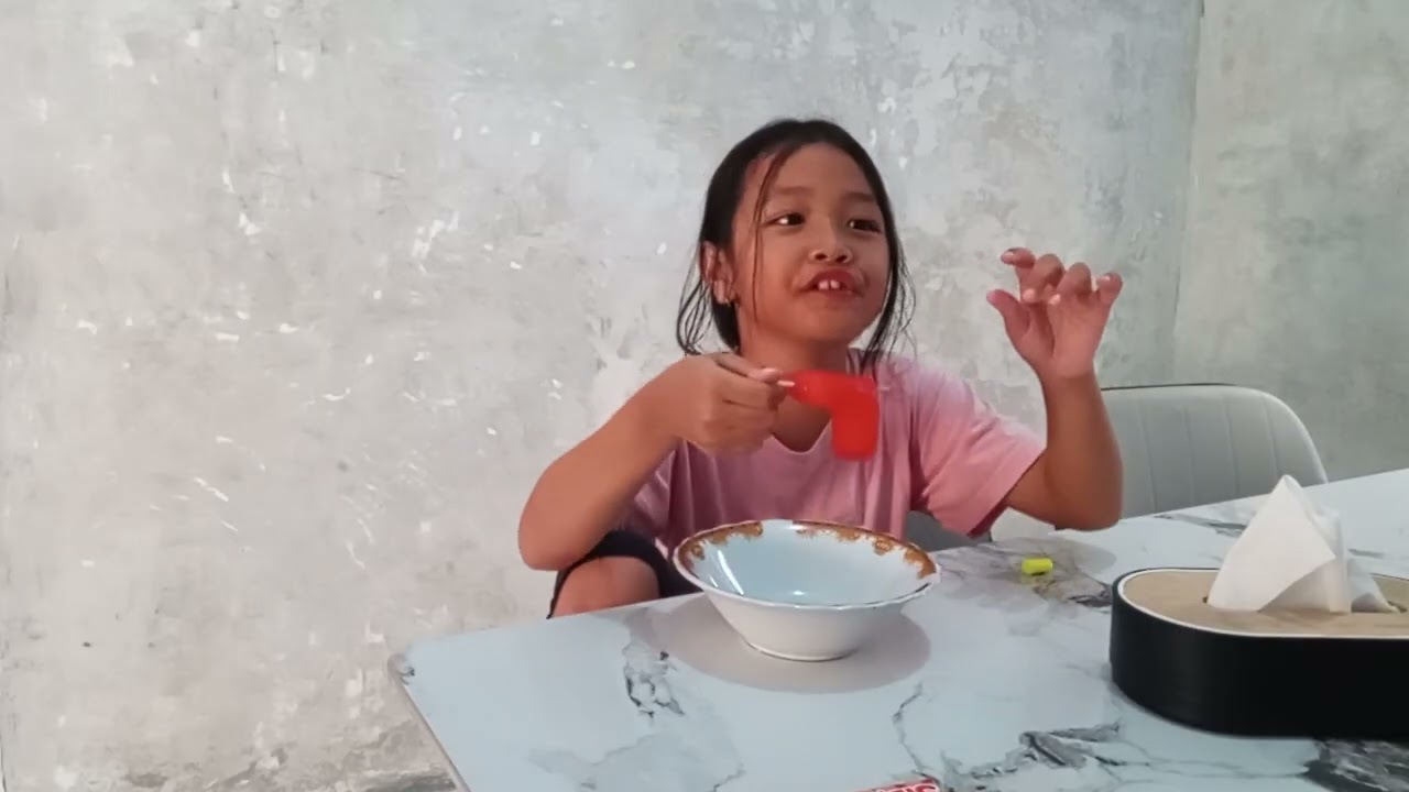 Makan es krim ala ratu kecantikan