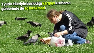 3 Yıldır Elleriyle Beslediği Karga “Şanslıyı Korona Günlerinde De Aç Bırakmadı