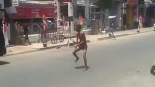 Eta terangkanlah lucu... Orang gila