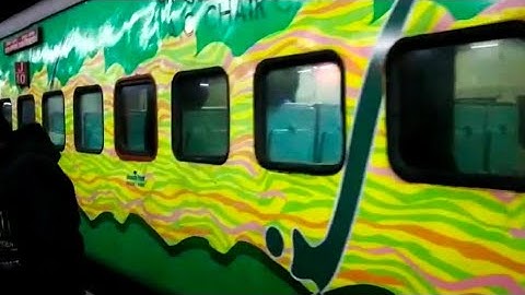 12250 Anand Vihar - Howrah Yuva Express on PF 5 at Anand Vihar Terminal