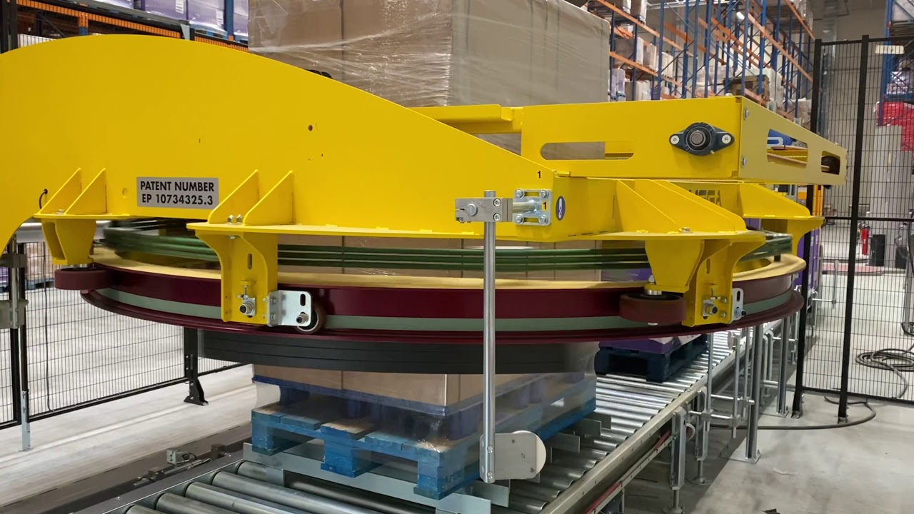 Applicator of labels URANO 90 on two sides of the pallet.