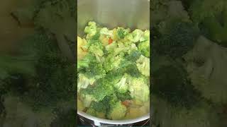 شوربة البروكلي بدون كريمه وبدون دقيق-شوربة صحية  Healthy broccoli soup without cream  shorts