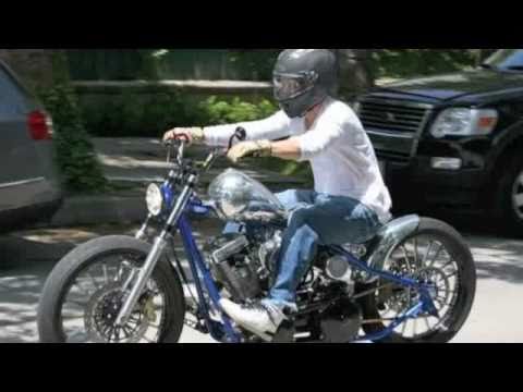 Quand le showbiz roule en moto. When showbiz rides bikes. (video : www.bikers-globe.com)