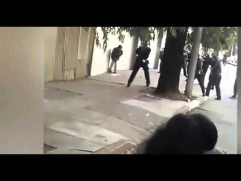 (18+) პოლიციელებმა დანით შეიარაღებული ფერადკანიანი დაცხრილეს