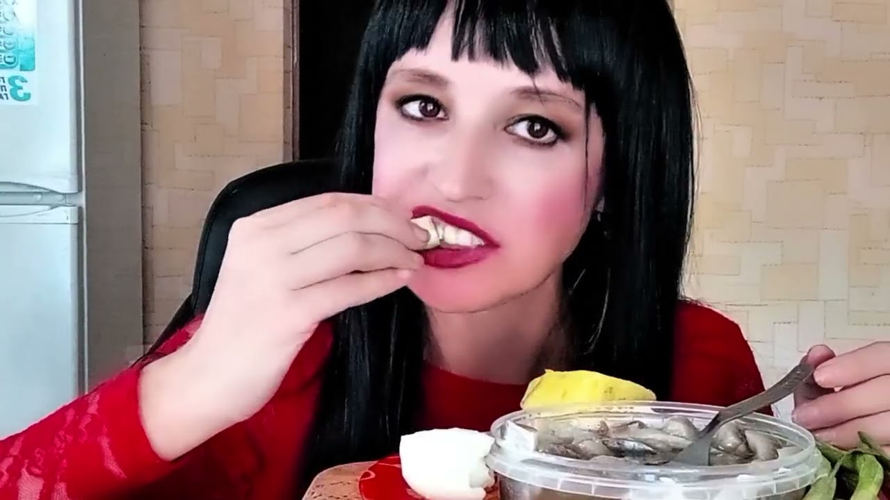 МУКБАНГ/Селедка с картошкой /бутерброды 🥪/овощи. Реальная история Дубая