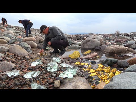 видео: When local residents saw treasures nearby, they began to grab everything