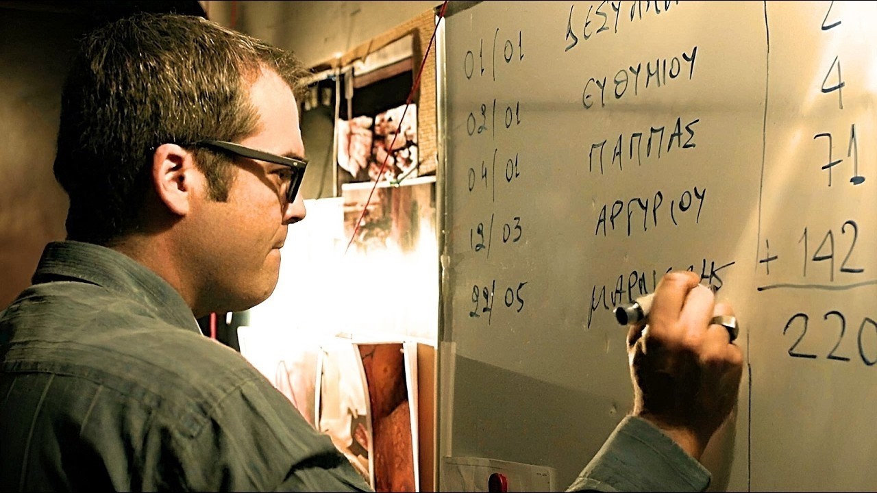 Profesor intenta resolver 5 asesinatos sin relación entre sí, pero descubre una conexión aterradora.